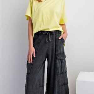 Easel Black Wide-Leg Cropped cargo pants  size S